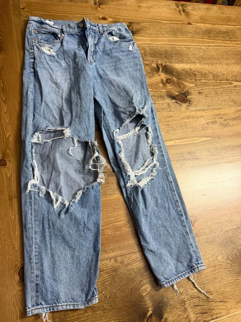 American Eagle Strigid Super Ripped Baggy Straight Jeans
